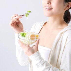 サラダを食べる女性