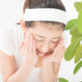 洗顔する女性