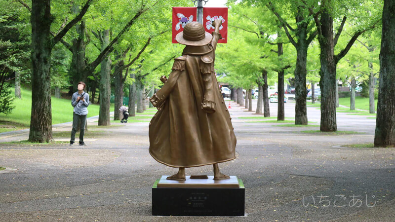 熊本県庁のルフィの銅像の後ろ姿